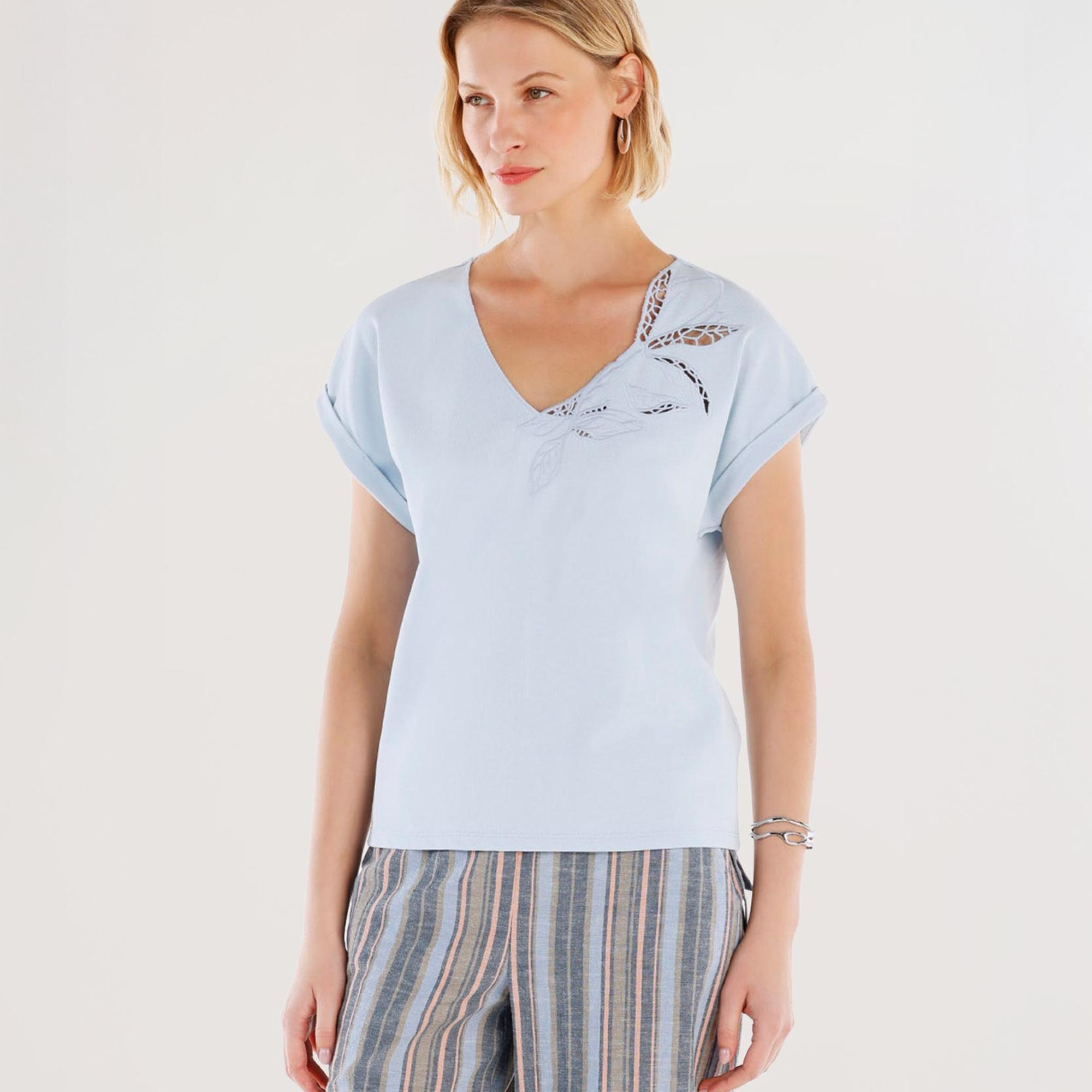 YARGICI Yakası Nakış Detaylı V Yaka Kısa Kollu T-shirt