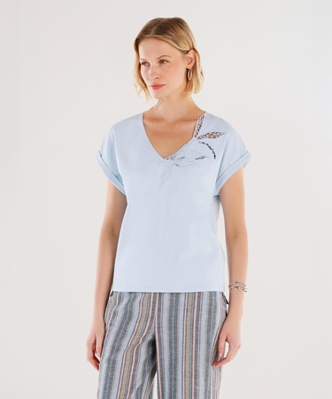  YARGICI Yakası Nakış Detaylı V Yaka Kısa Kollu T-shirt