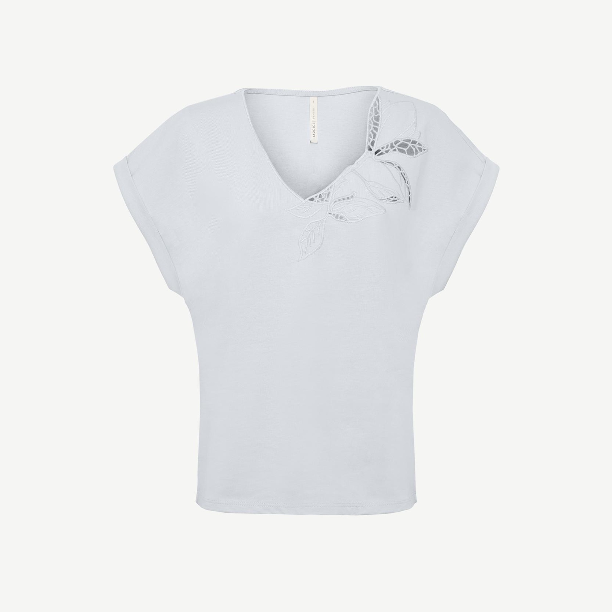 YARGICI Yakası Nakış Detaylı V Yaka Kısa Kollu T-shirt