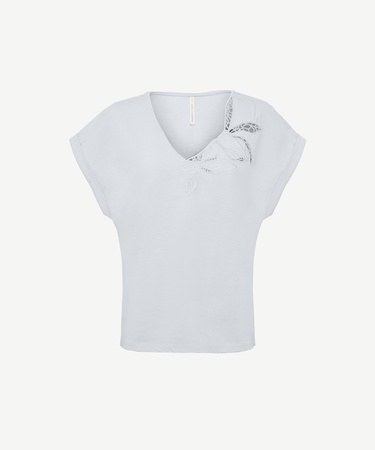  YARGICI Yakası Nakış Detaylı V Yaka Kısa Kollu T-shirt