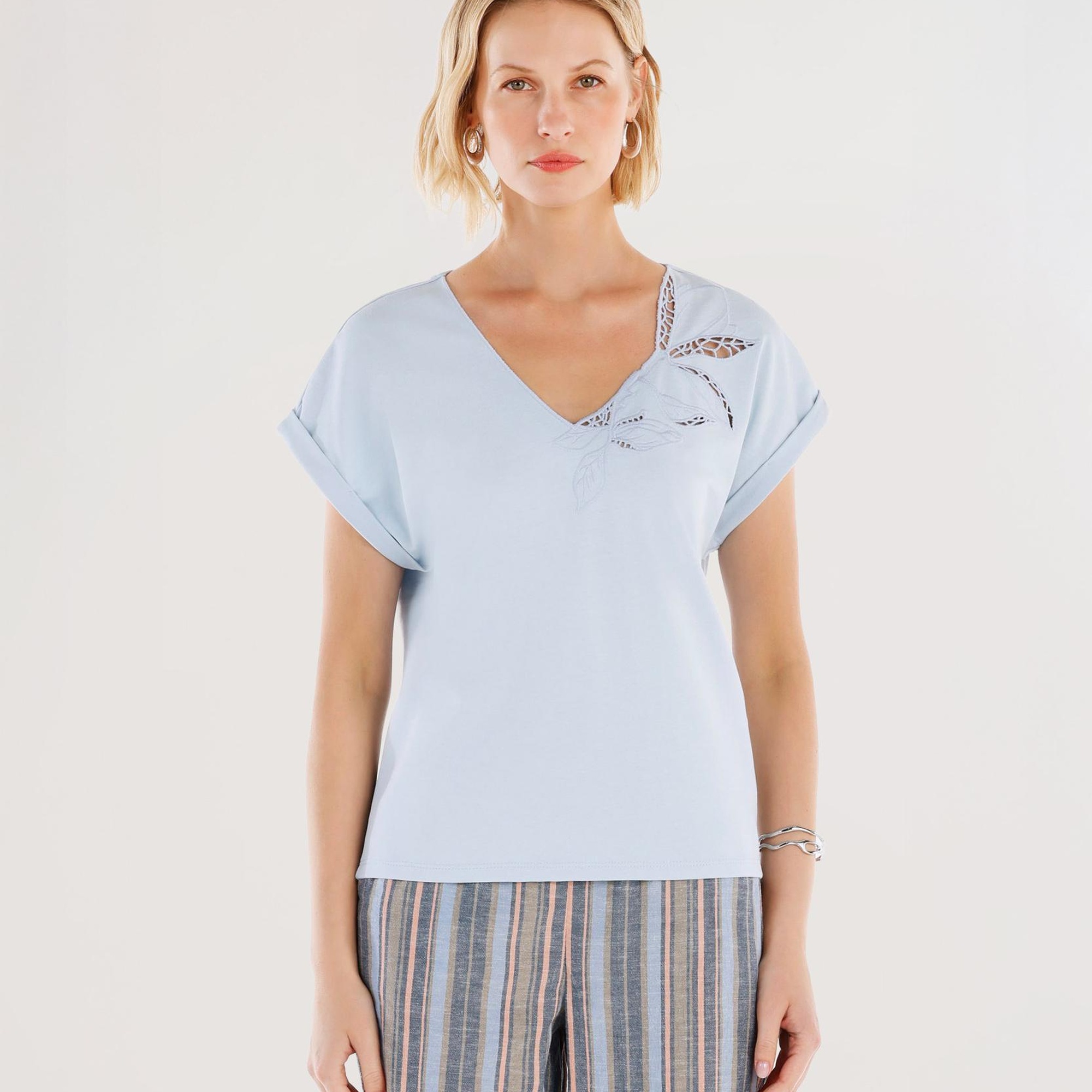 YARGICI Yakası Nakış Detaylı V Yaka Kısa Kollu T-shirt