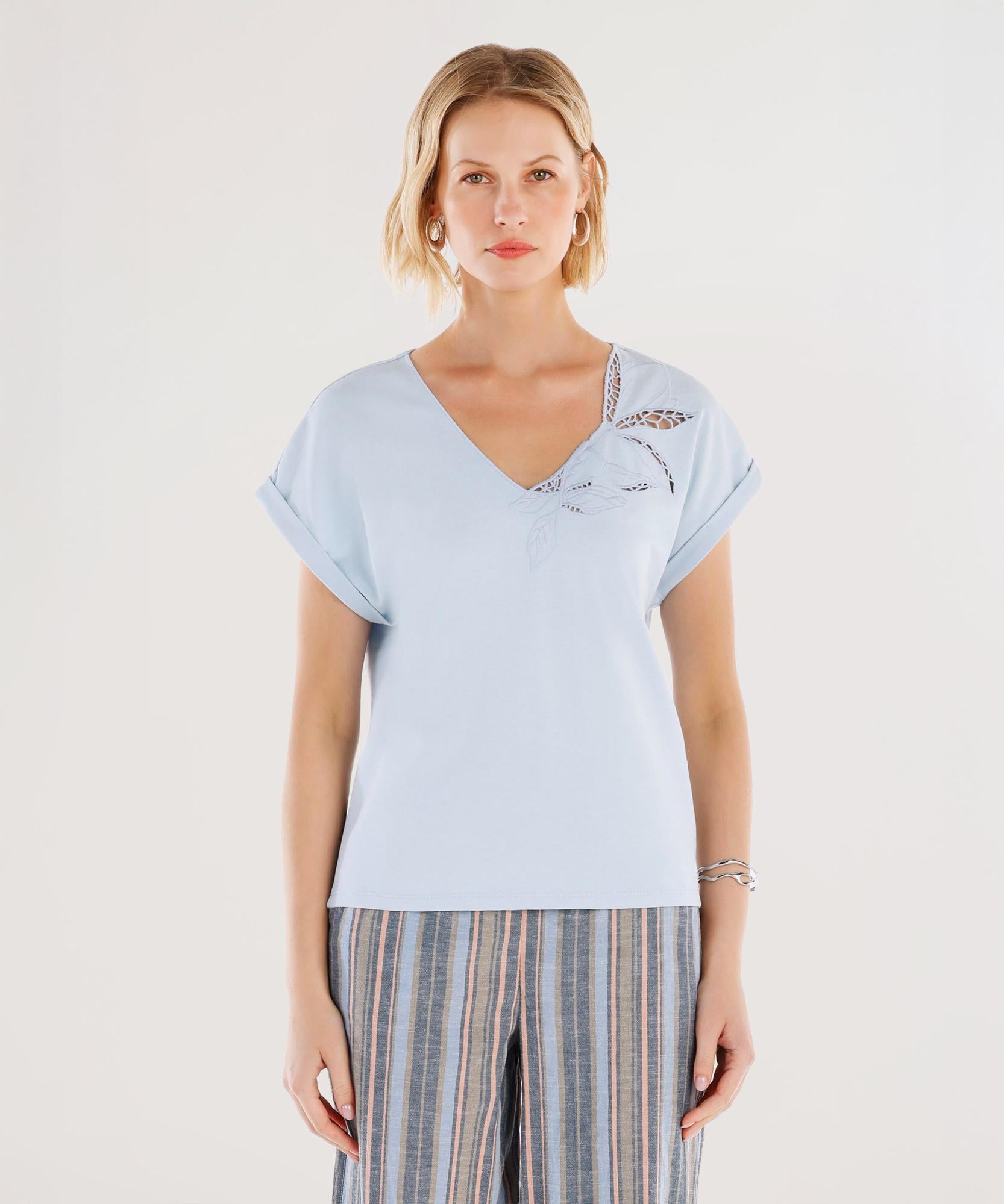  YARGICI Yakası Nakış Detaylı V Yaka Kısa Kollu T-shirt