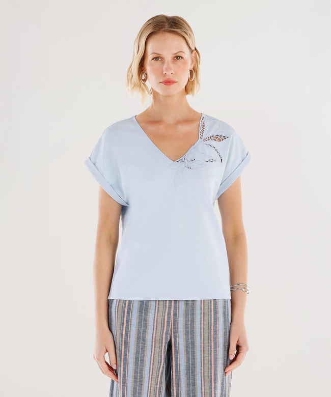  YARGICI Yakası Nakış Detaylı V Yaka Kısa Kollu T-shirt