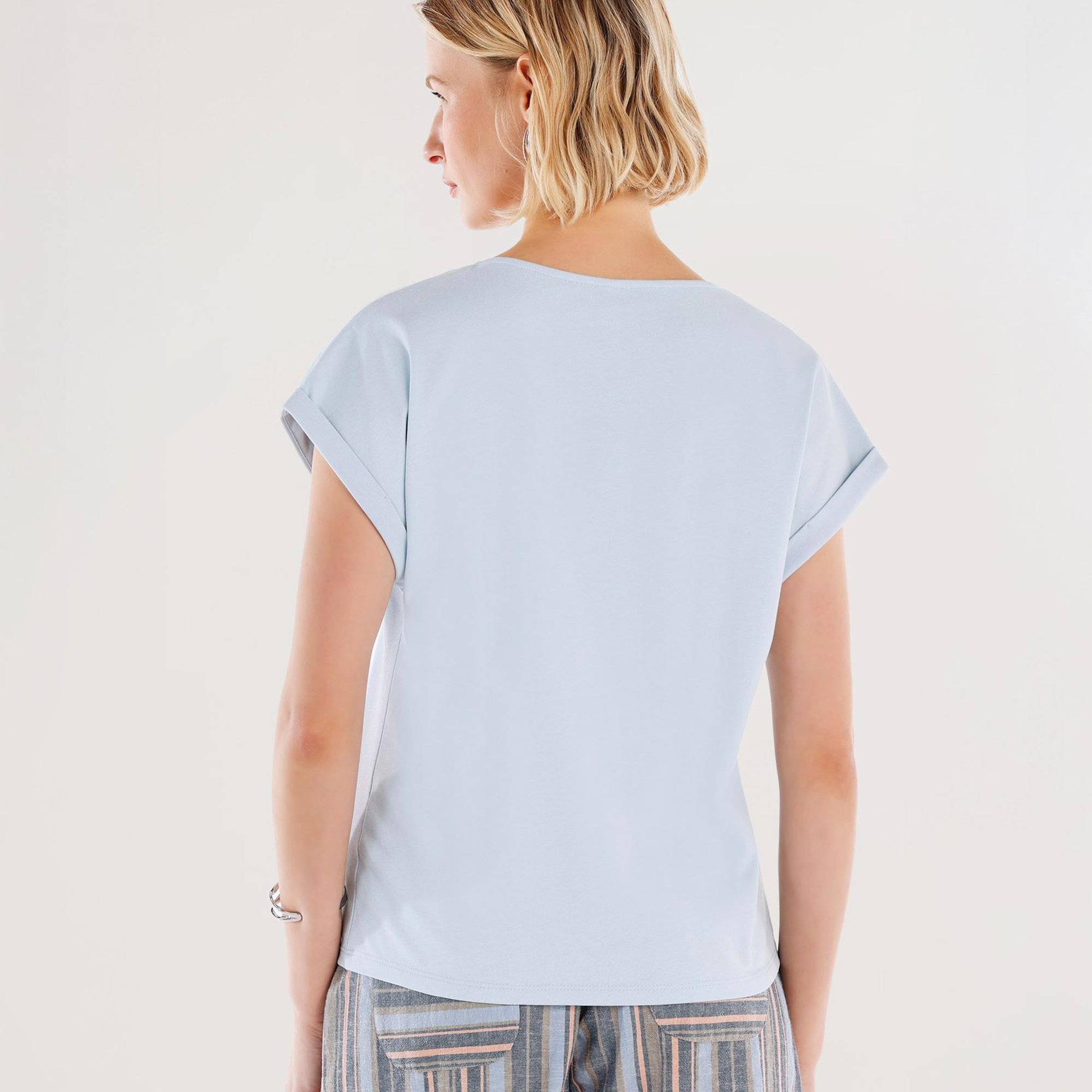 YARGICI Yakası Nakış Detaylı V Yaka Kısa Kollu T-shirt