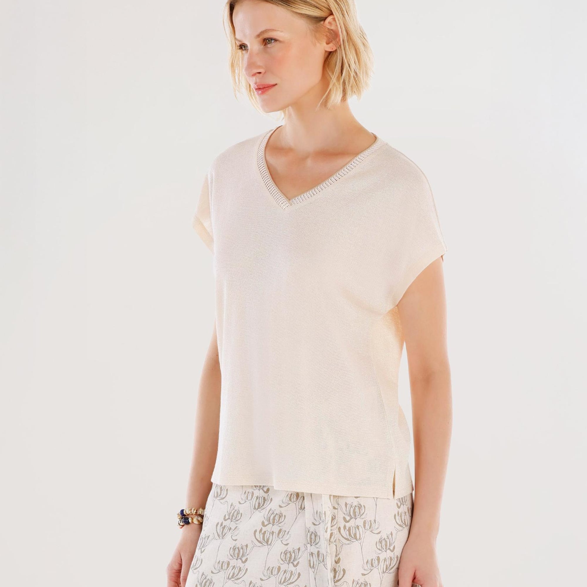 YARGICI V Yaka Kolsuz T-shirt