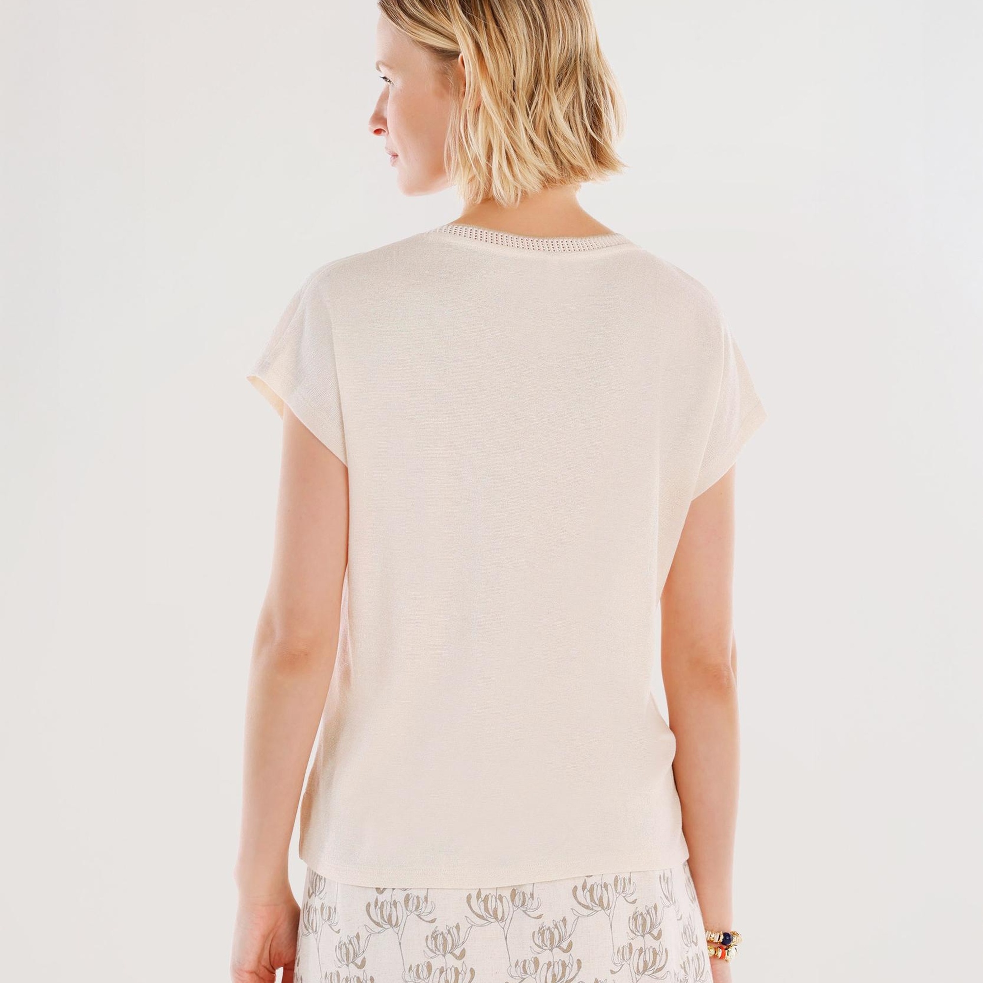 YARGICI V Yaka Kolsuz T-shirt