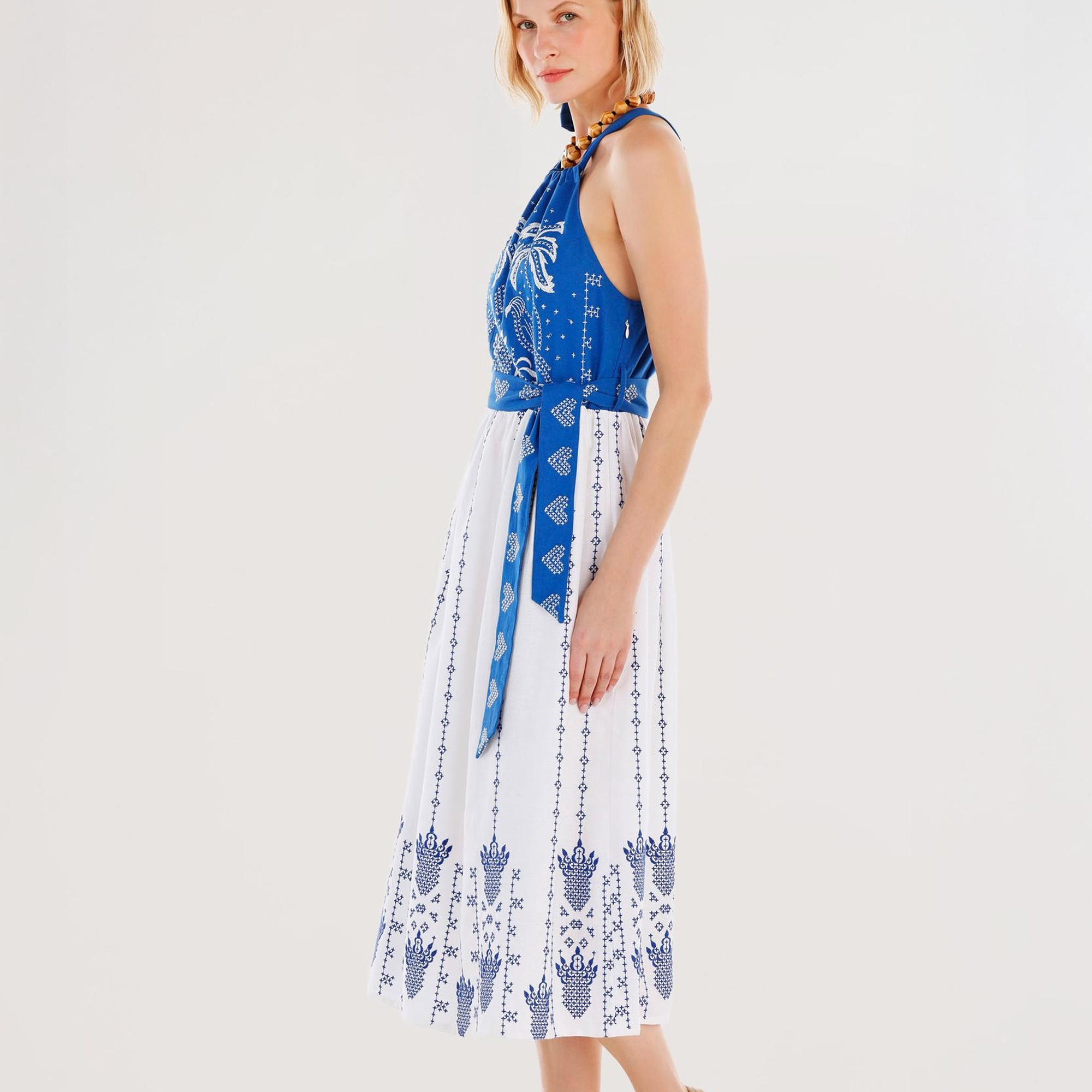 YARGICI Nakış Detaylı Kemerli Kolsuz Uzun Elbise