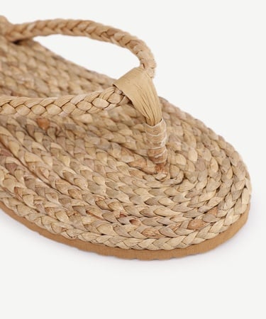  Su Sümbülü Yaprağından Örülmüş Hasır Terlik