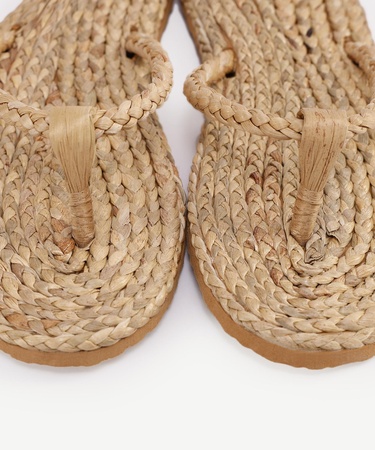  Su Sümbülü Yaprağından Örülmüş Hasır Terlik