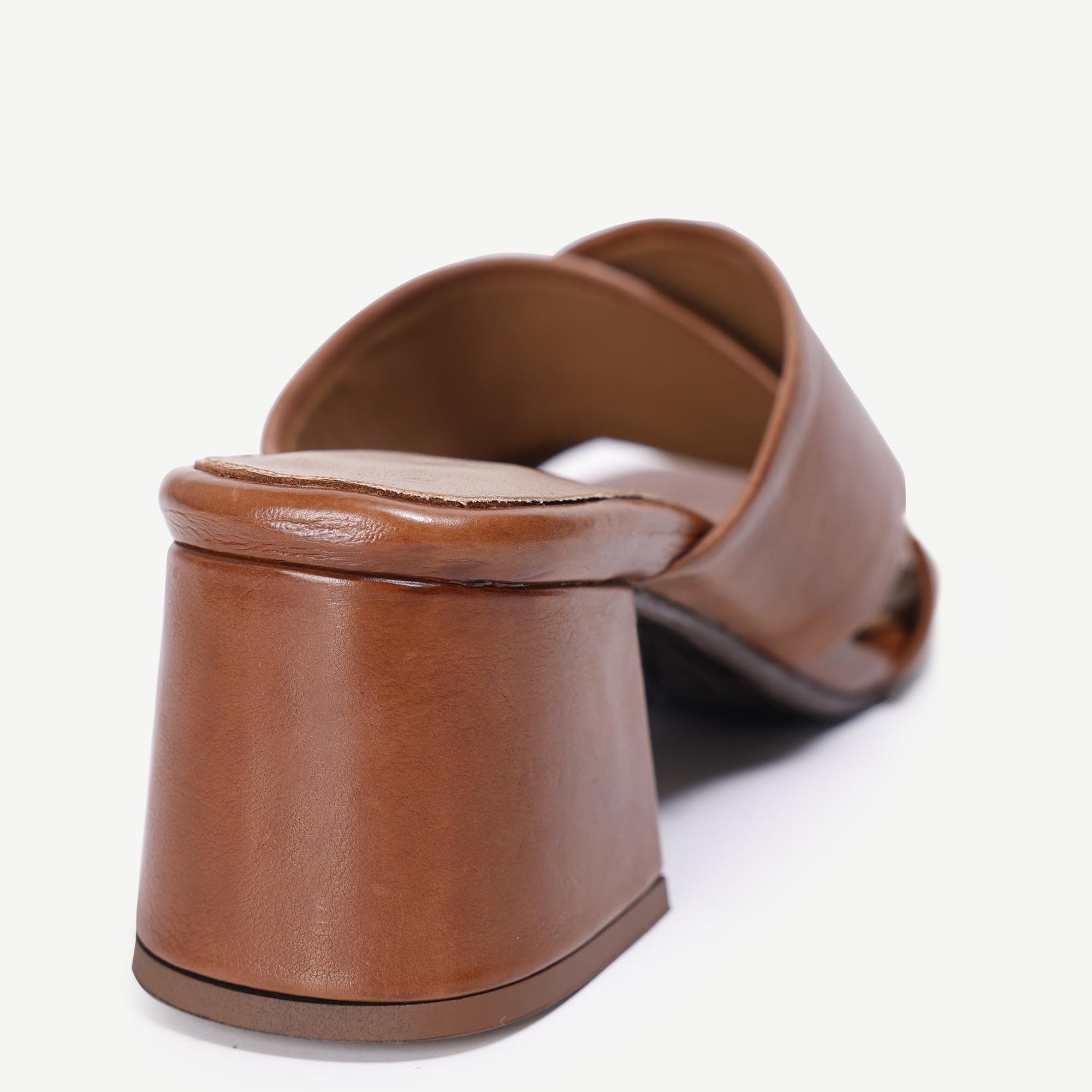 YARGICI Yumuşak Tabanlı Çapraz Deri Topuklu Terlik