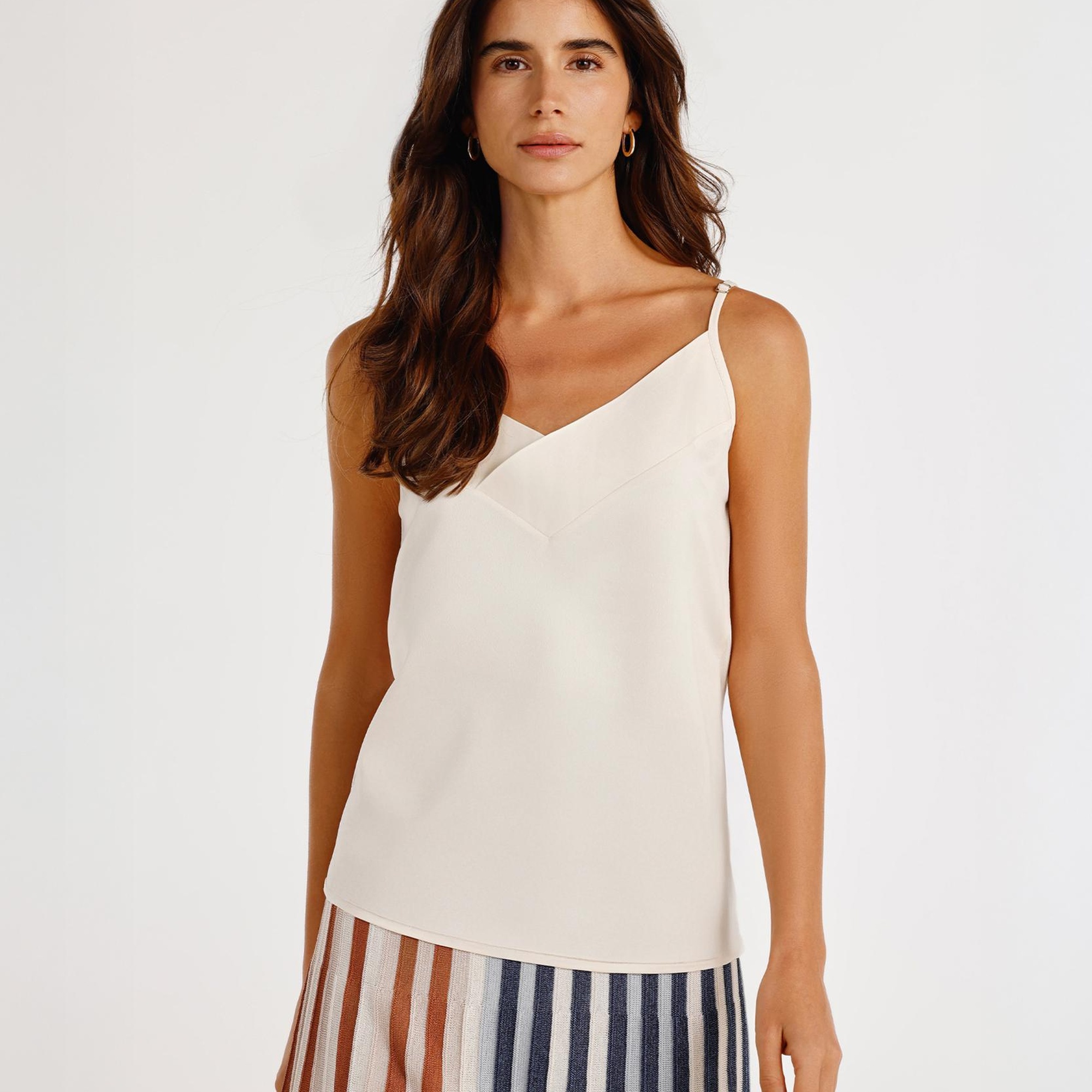 YARGICI V Yaka Askılı T-shirt