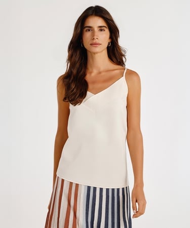  YARGICI V Yaka Askılı T-shirt