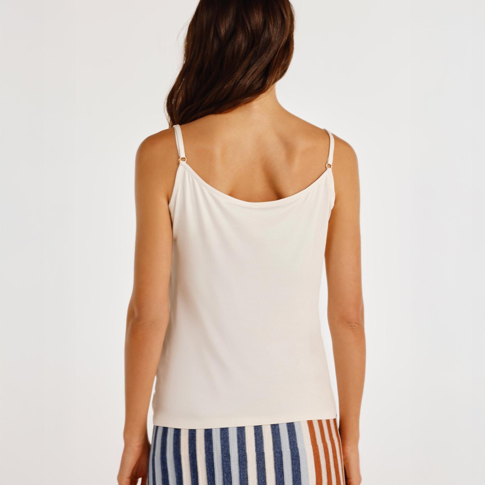 YARGICI V Yaka Askılı T-shirt