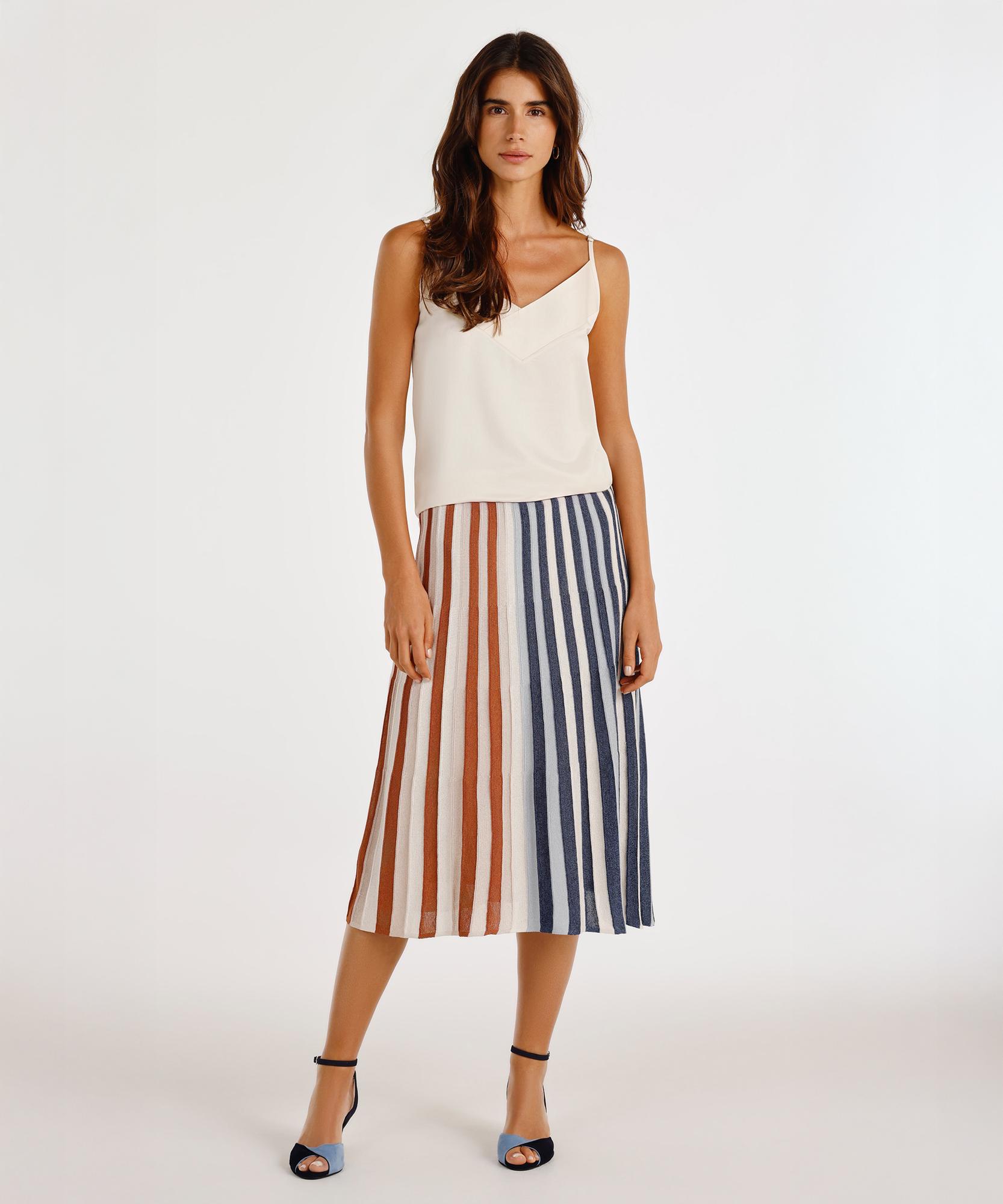  YARGICI V Yaka Askılı T-shirt