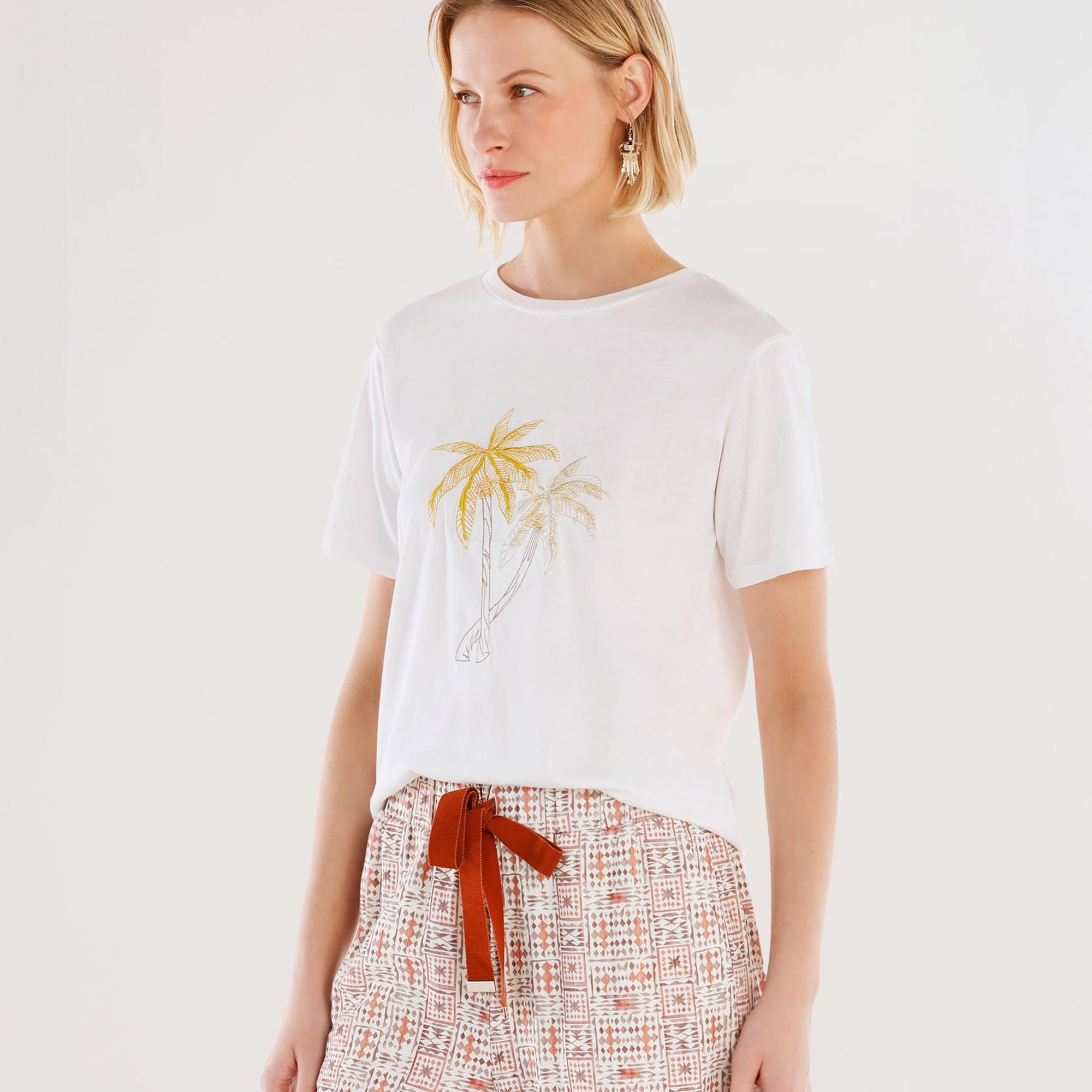 YARGICI Nakış Detaylı Bisiklet Yaka Kısa Kollu T-shirt