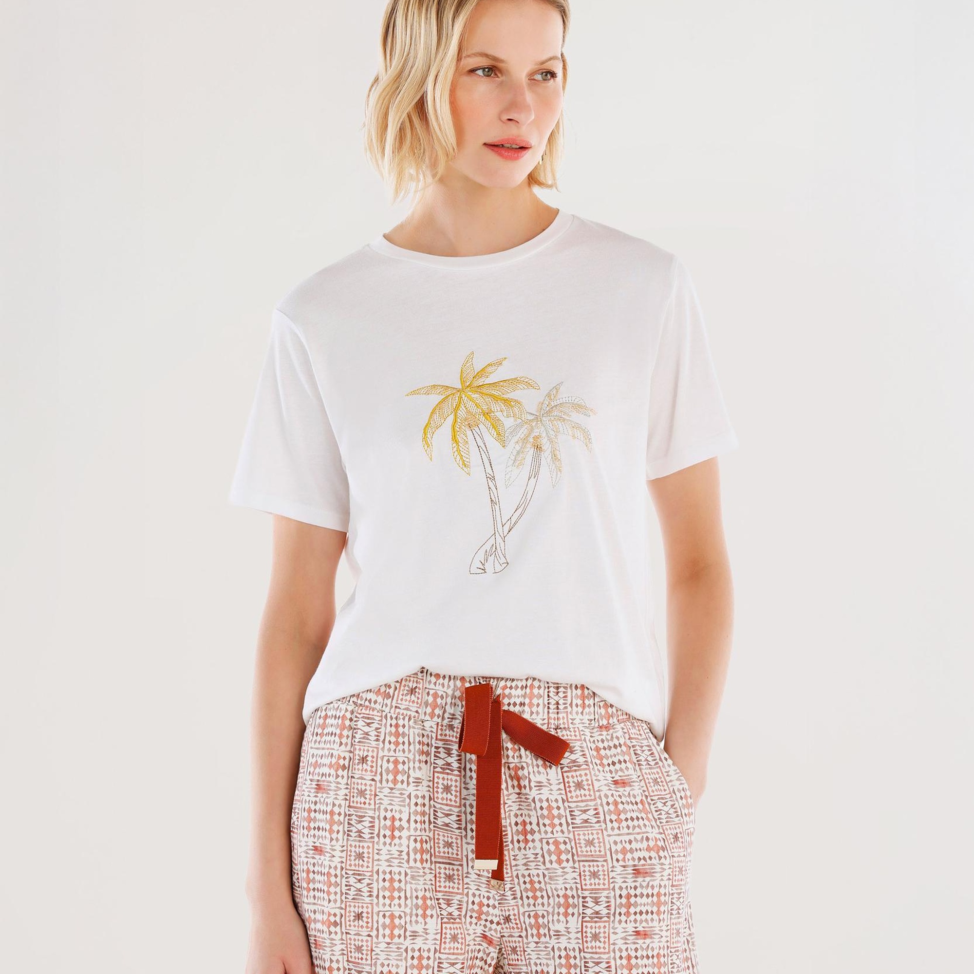 YARGICI Nakış Detaylı Bisiklet Yaka Kısa Kollu T-shirt