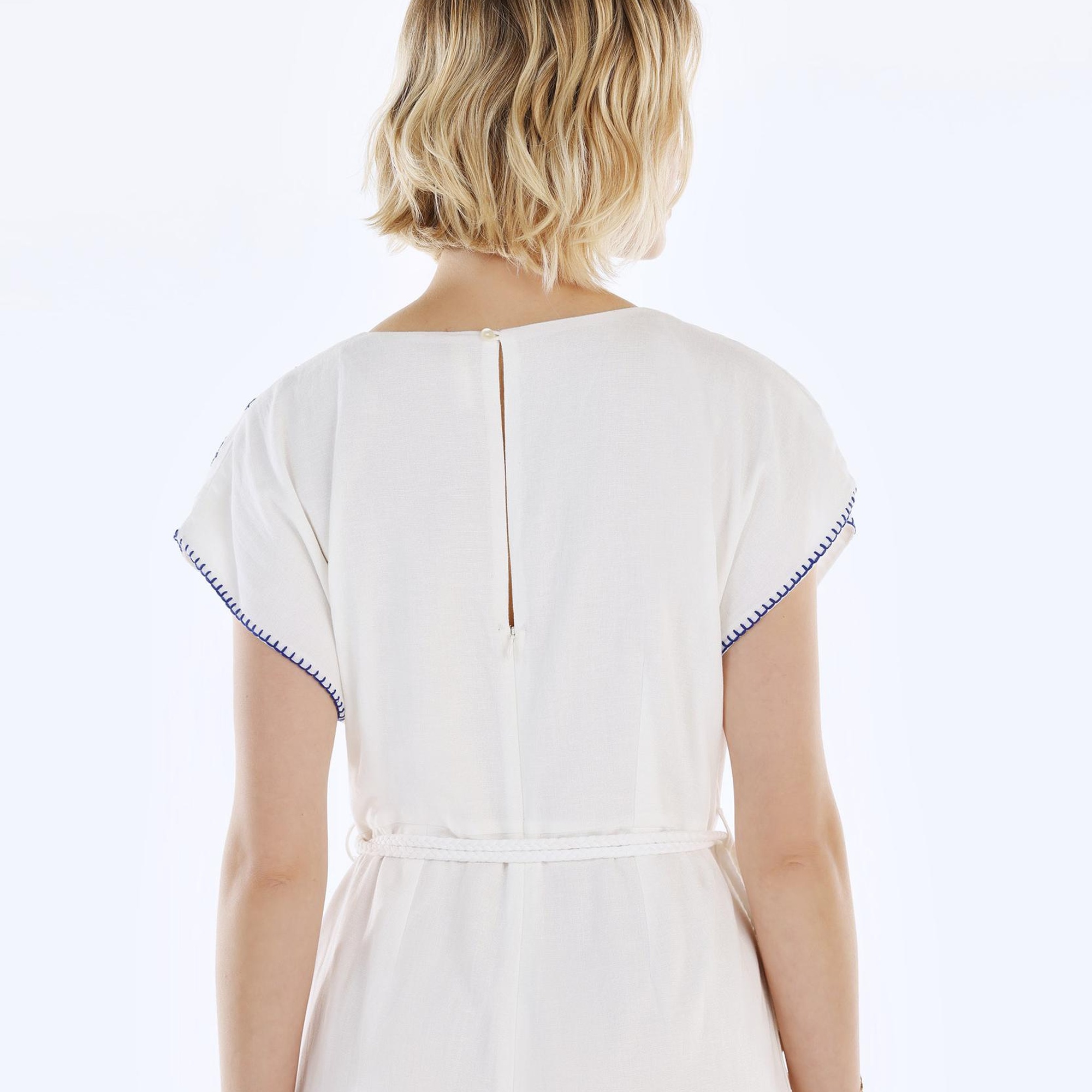 YARGICI Nakış Detaylı Kemerli Kısa Kollu Tulum