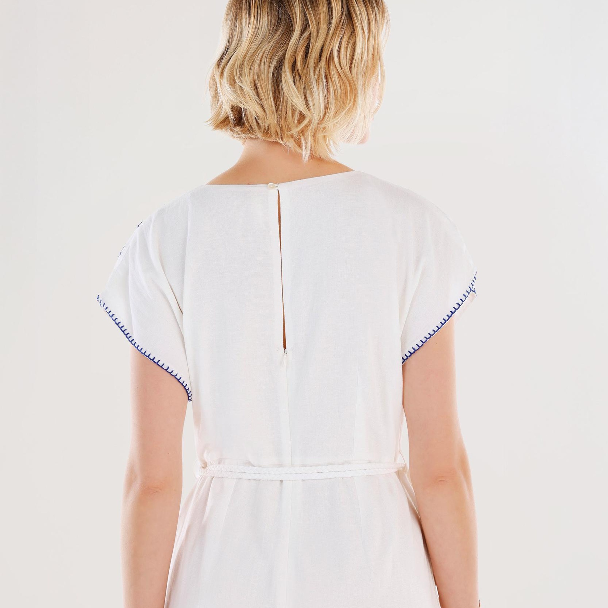 YARGICI Nakış Detaylı Kemerli Kısa Kollu Tulum