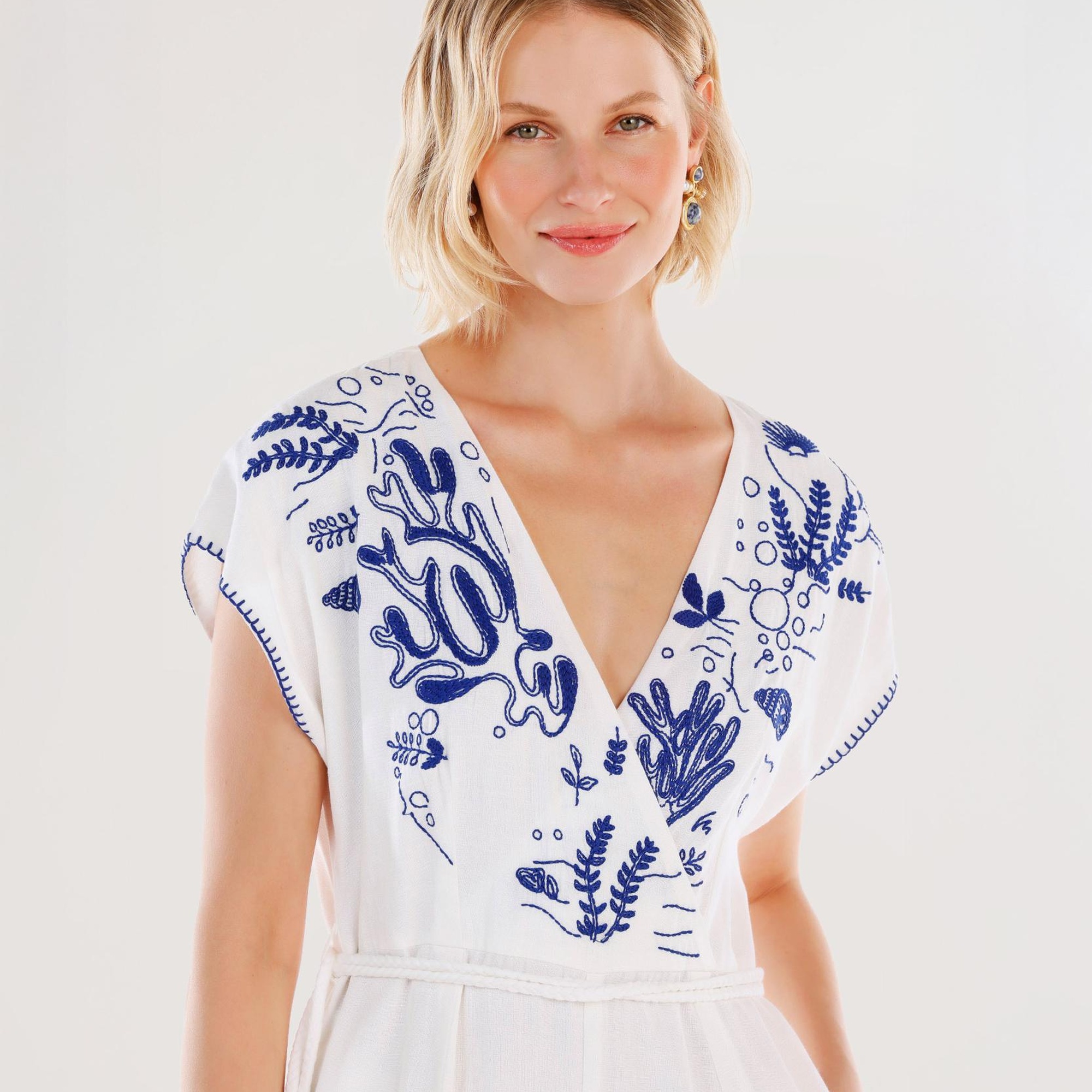 YARGICI Nakış Detaylı Kemerli Kısa Kollu Tulum