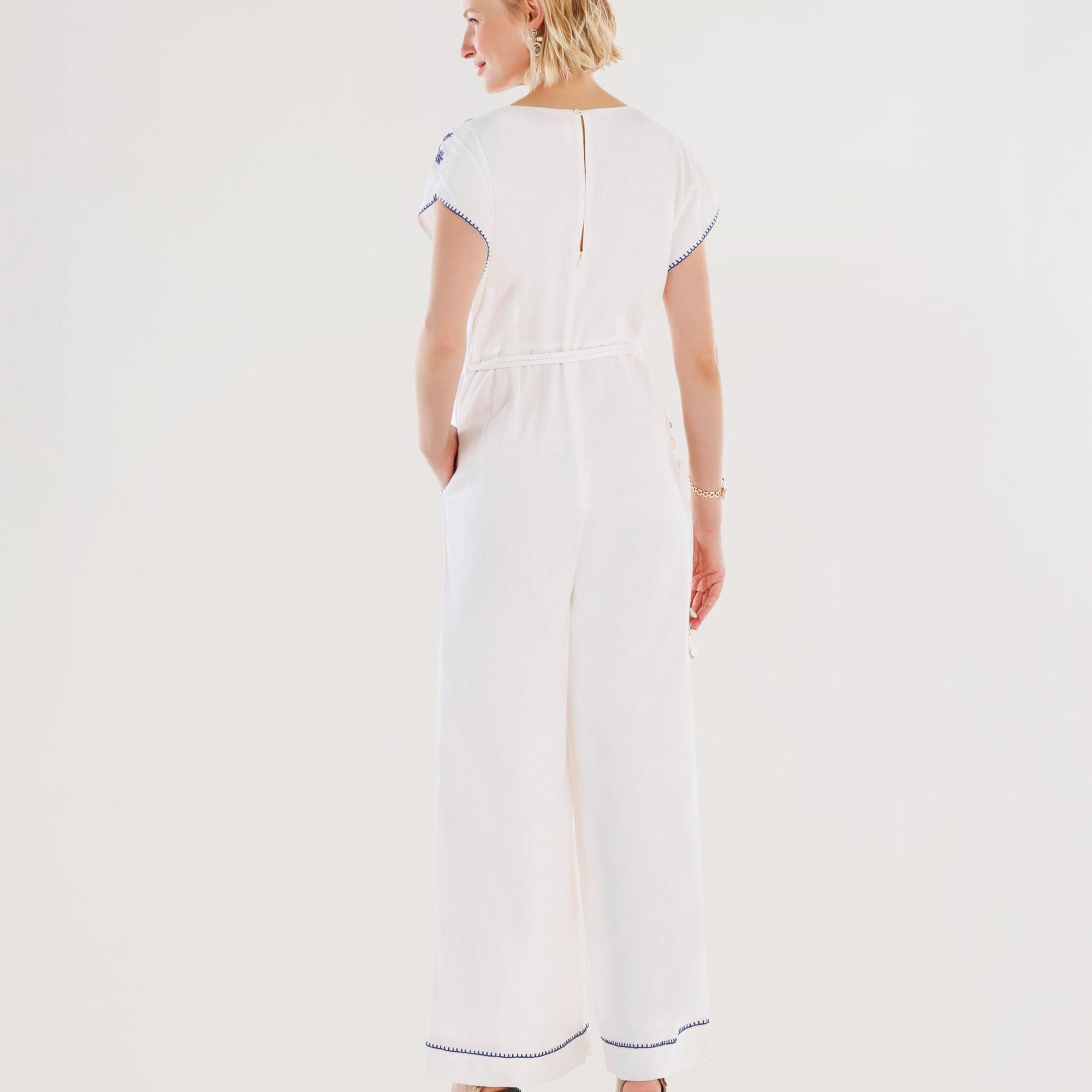 YARGICI Nakış Detaylı Kemerli Kısa Kollu Tulum