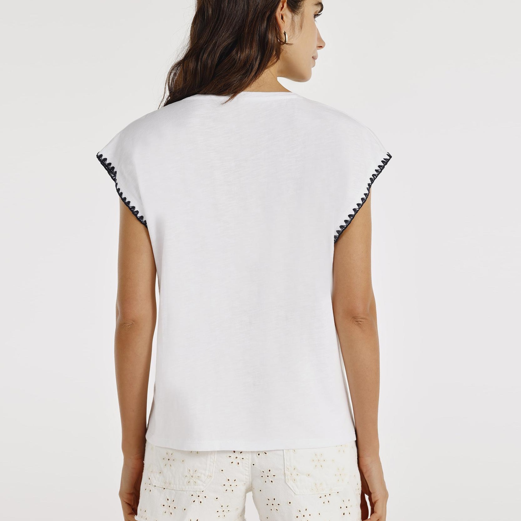 YARGICI V Yakalı Kısa Kollu T-shirt