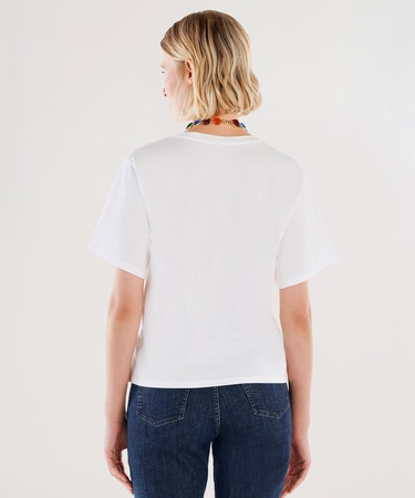  YARGICI Boncuk Detaylı V Yaka Kısa Kollu T-shirt