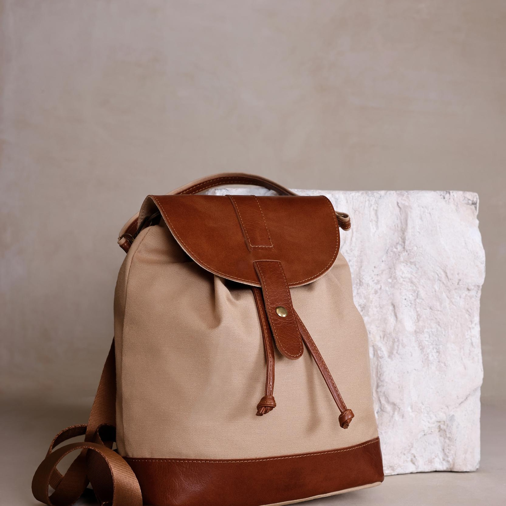 Kapak Detaylı Deri Garnili Canvas Sırt Çantası