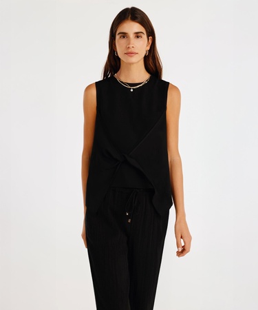  YARGICI Önü Detaylı Kolsuz Bluz