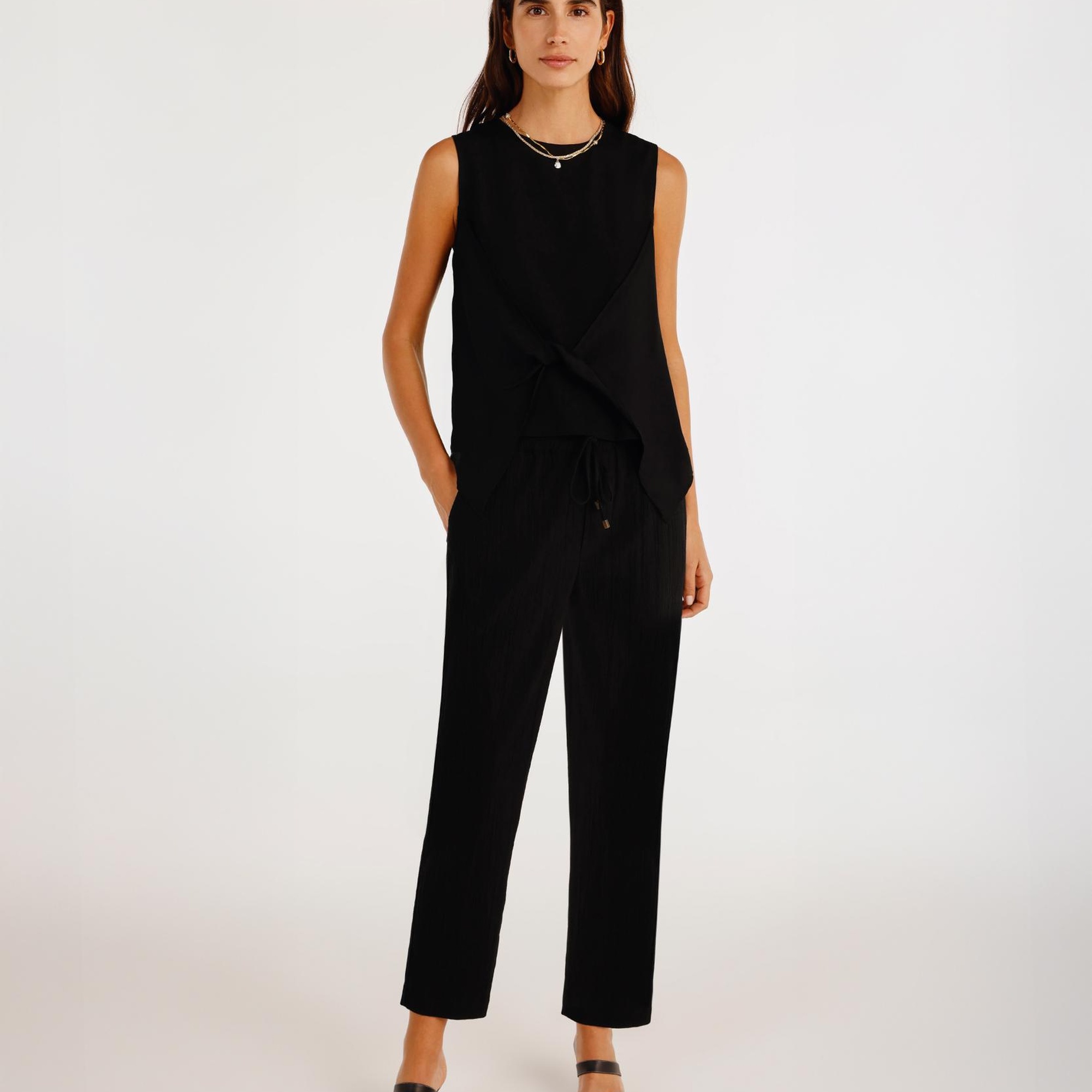 YARGICI Önü Detaylı Kolsuz Bluz