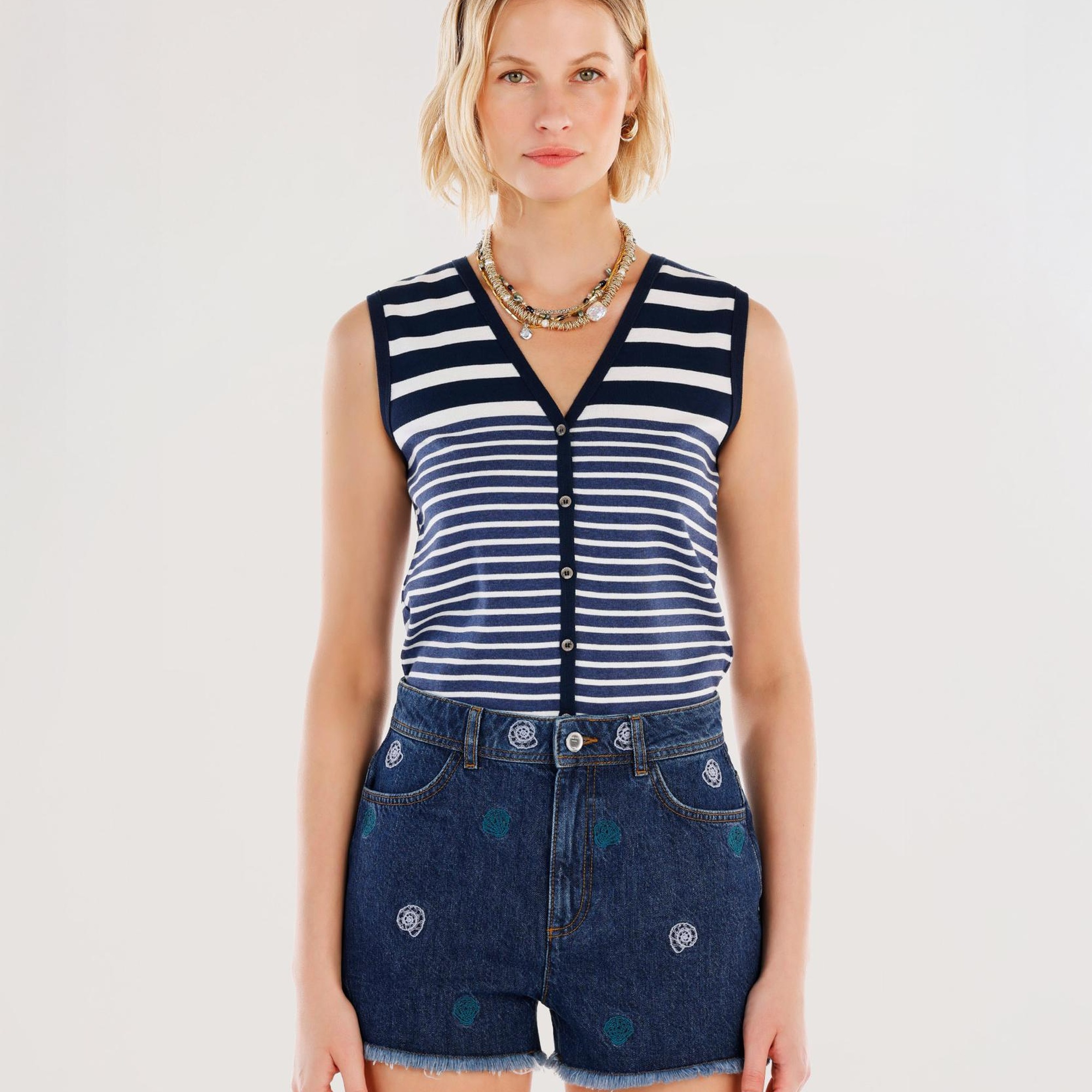 YARGICI Nakış Detaylı Denim Şort