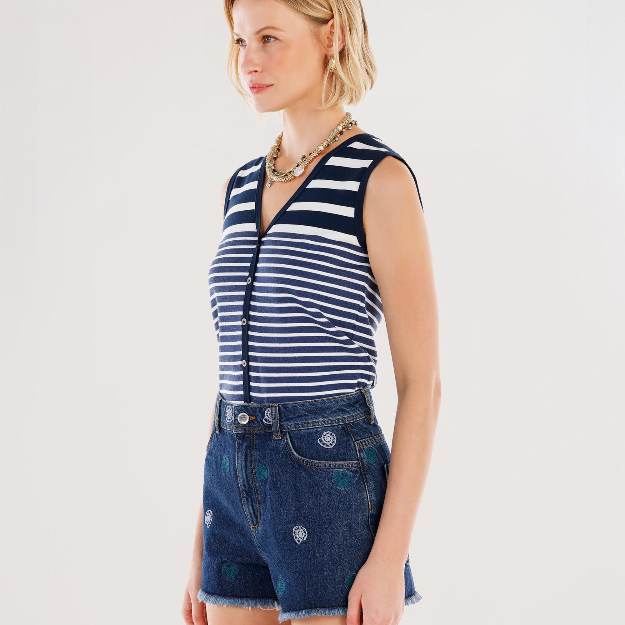 YARGICI Nakış Detaylı Denim Şort