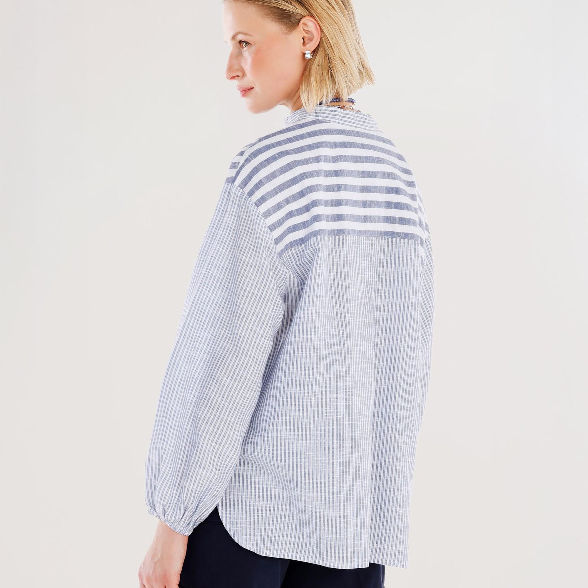 YARGICI Dik Yakalı Gömlek