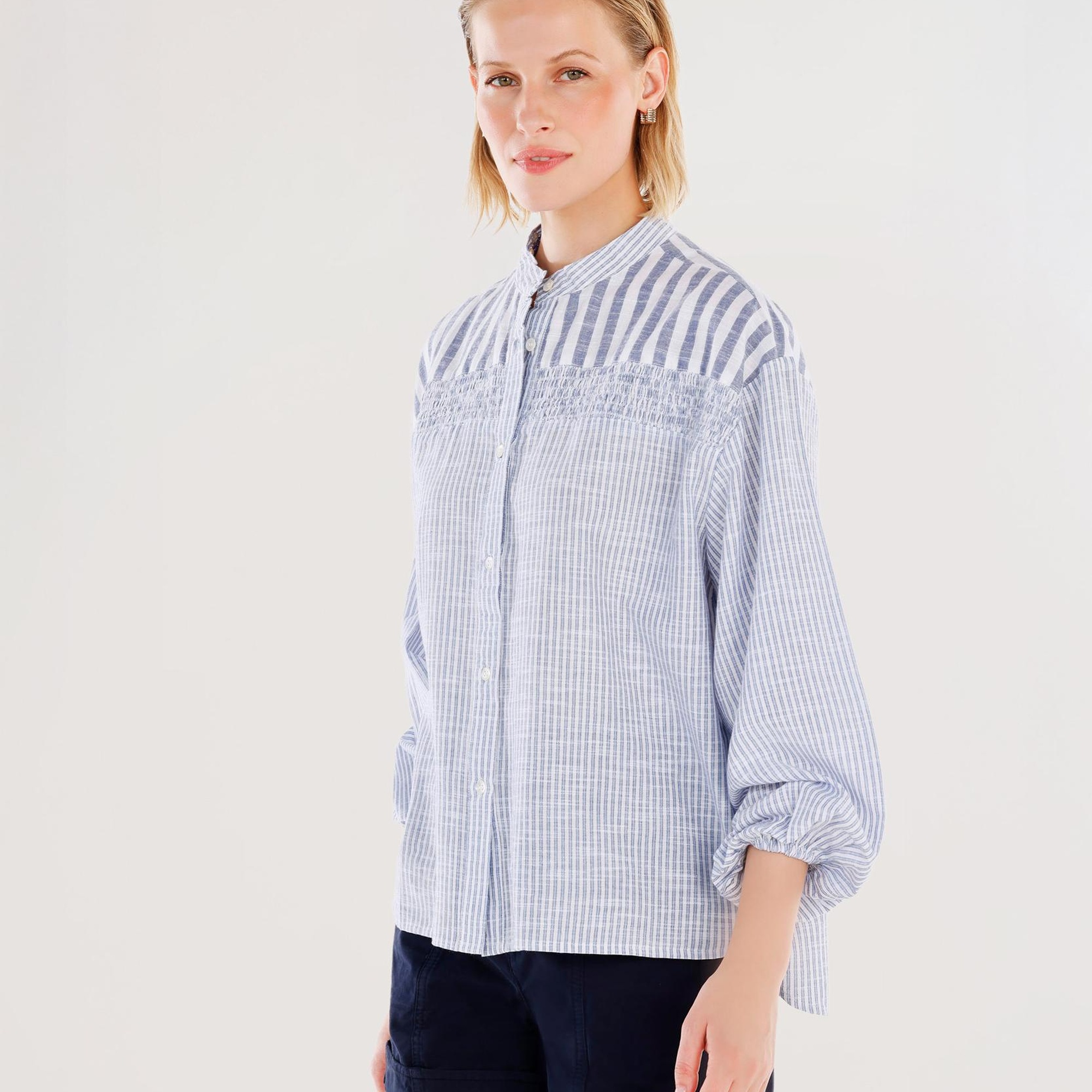 YARGICI Dik Yakalı Gömlek