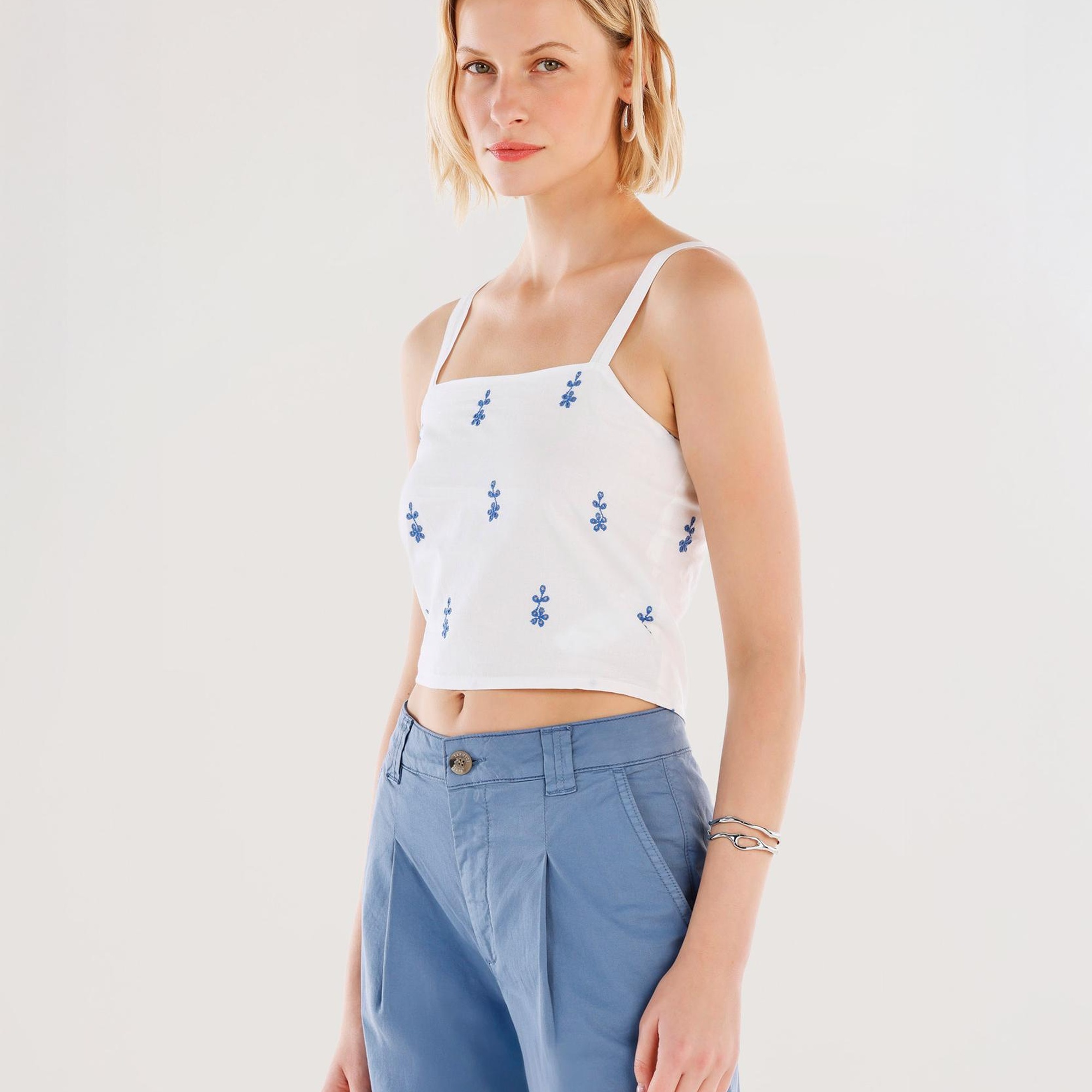 YARGICI Askılı Nakış Detaylı Bluz