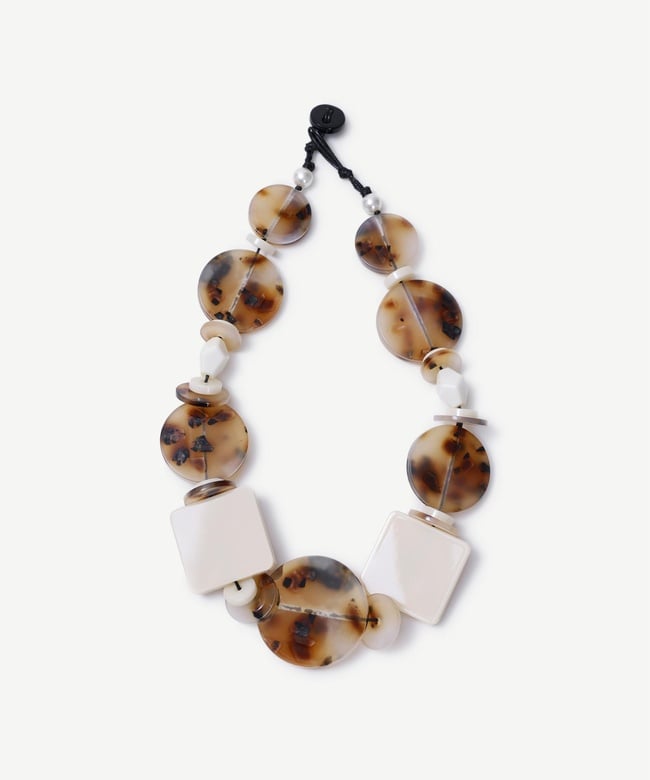  YARGICI Kapama Detaylı Akrilik Kolye