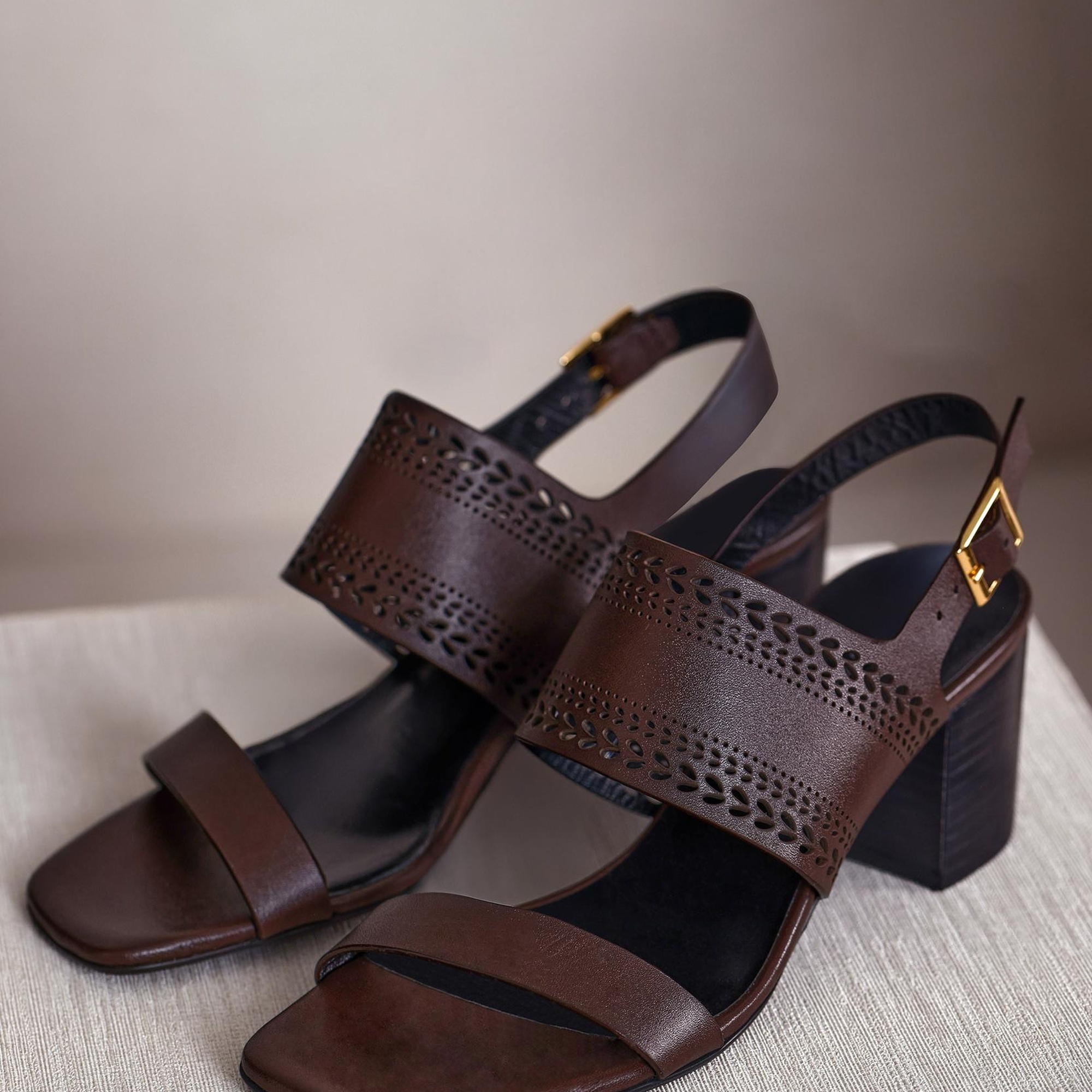 Lazer Kesim Deri Topuklu Ayakkabı