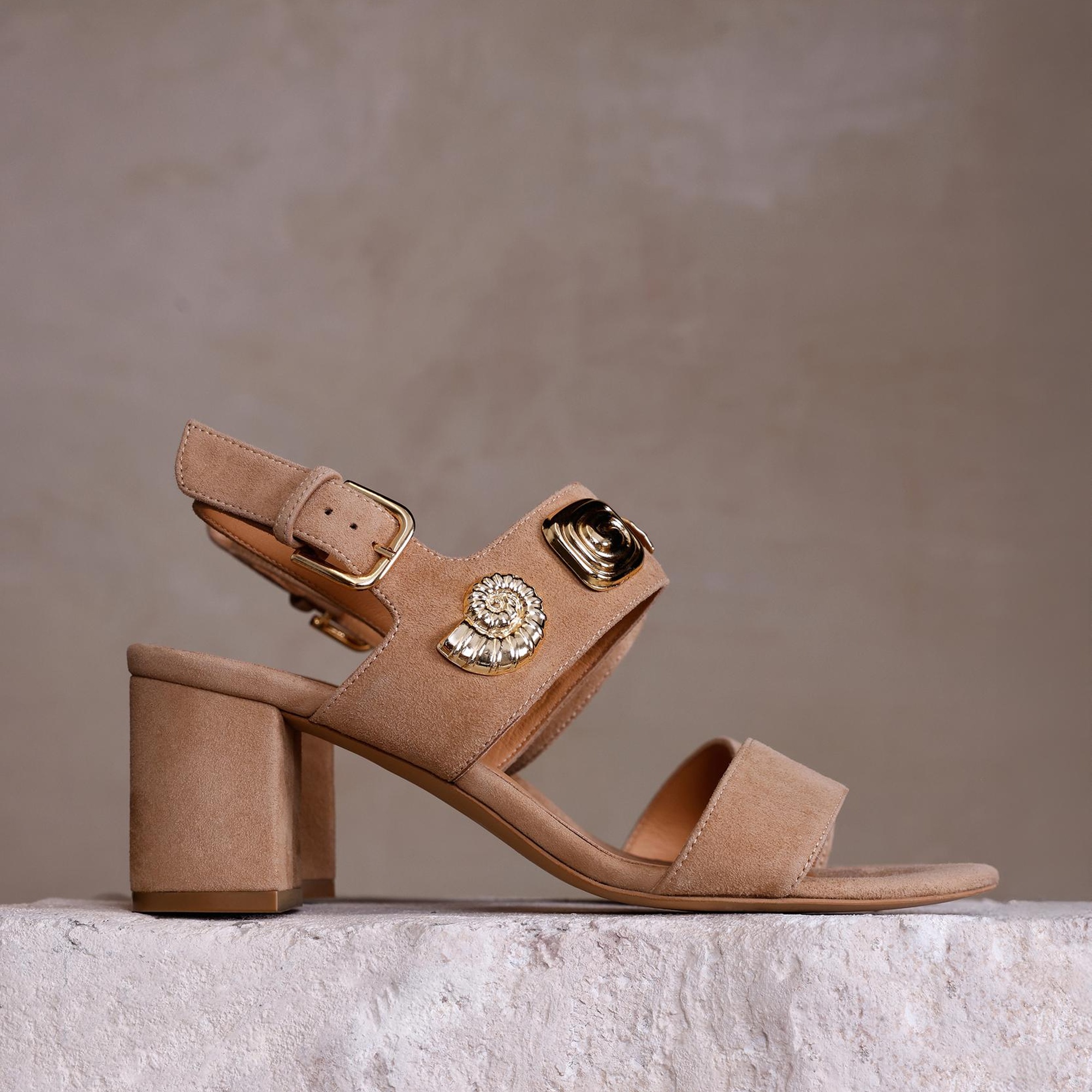 YARGICI Çift Bantlı Aksesuar Detaylı Deri Topuklu Ayakkabı