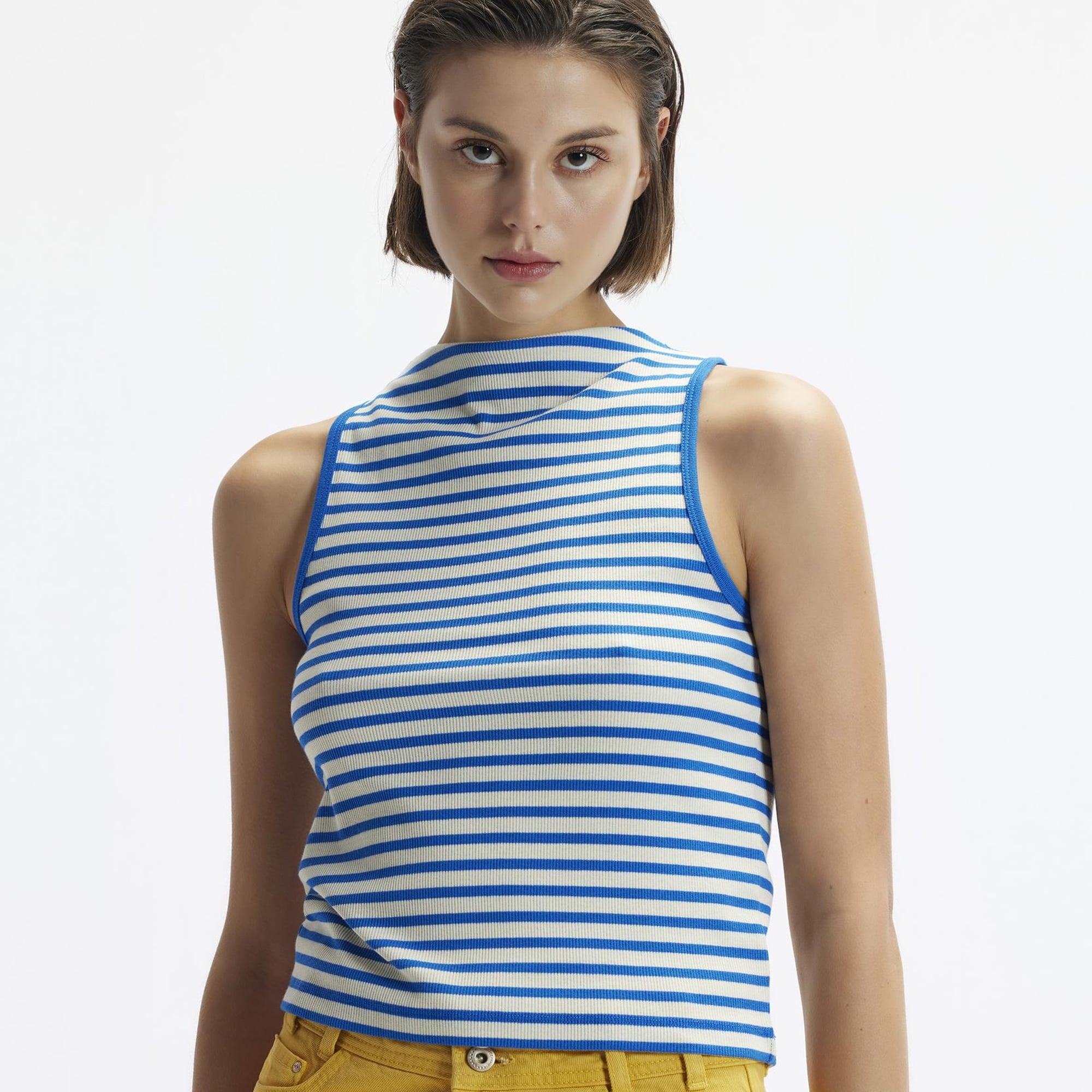 YARGICI Dık Yaka Kolsuz T-Shirt