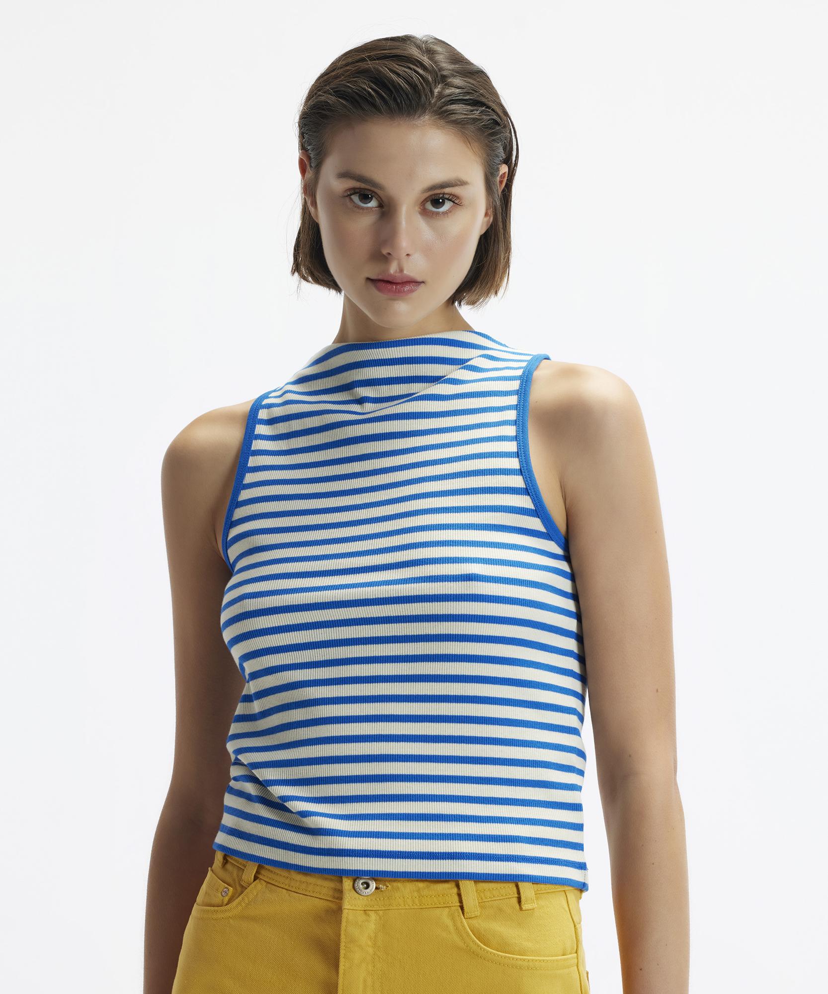  YARGICI Dık Yaka Kolsuz T-Shirt