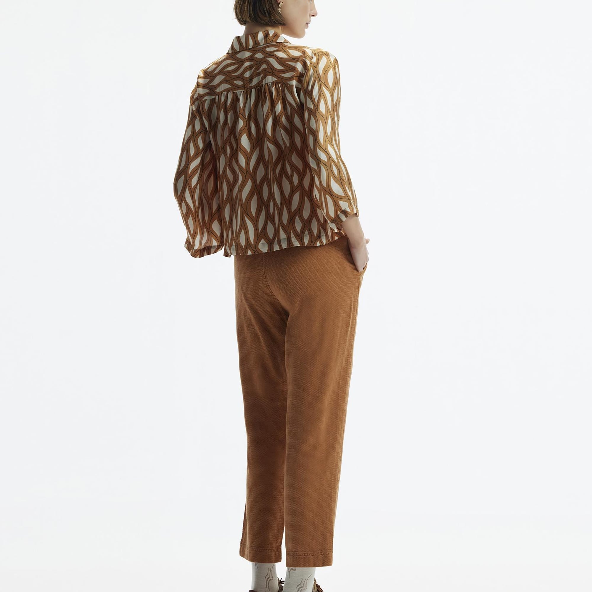 YARGICI Kruvaze Kapamalı Düğme Detaylı Kırlangıç Yaka Gömlek