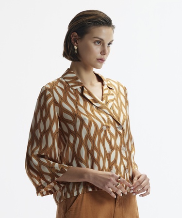  YARGICI Kruvaze Kapamalı Düğme Detaylı Kırlangıç Yaka Gömlek