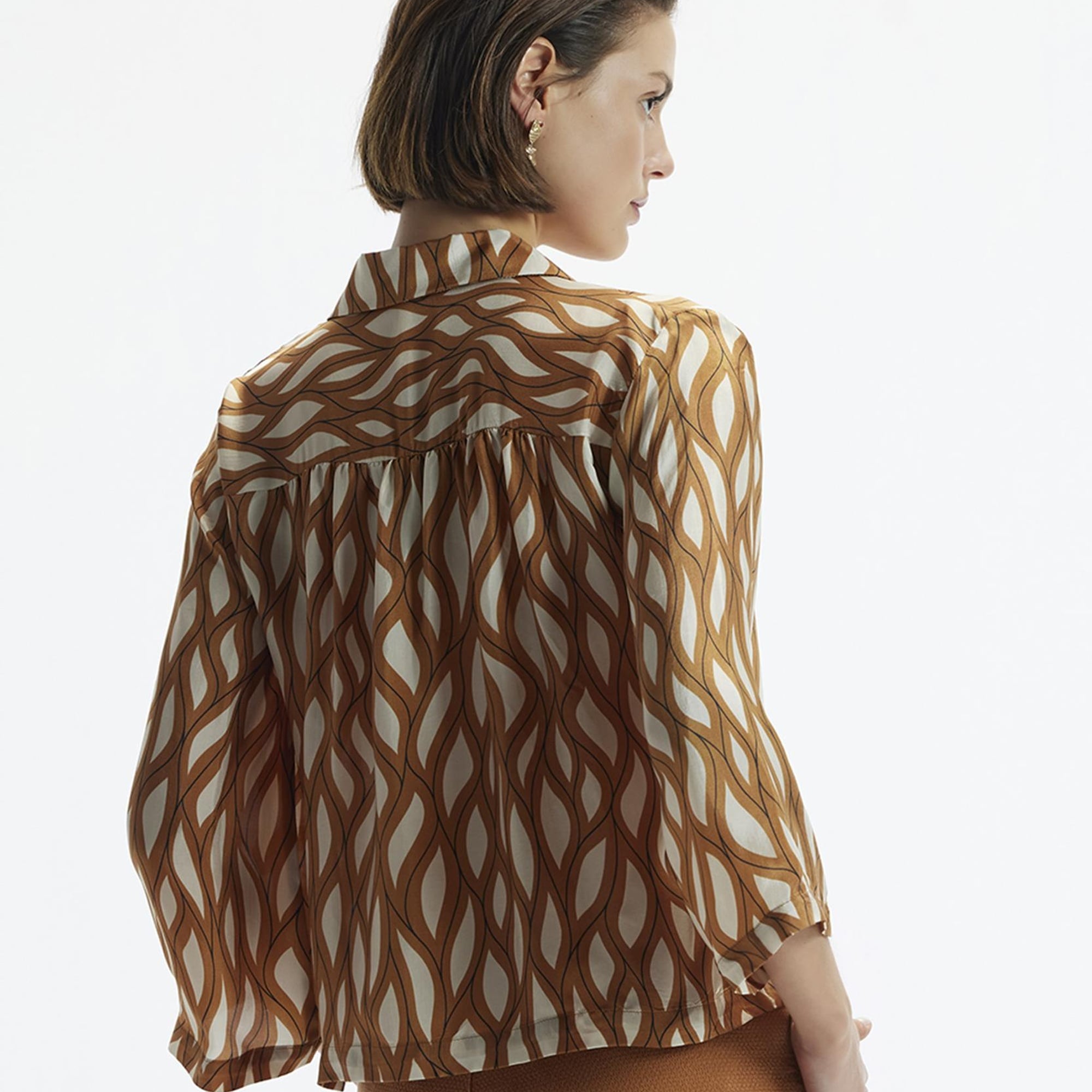 YARGICI Kruvaze Kapamalı Düğme Detaylı Kırlangıç Yaka Gömlek