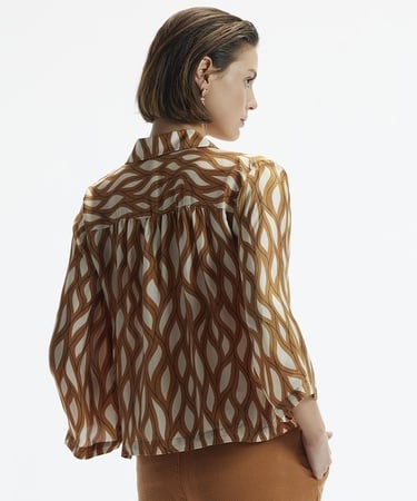  YARGICI Kruvaze Kapamalı Düğme Detaylı Kırlangıç Yaka Gömlek