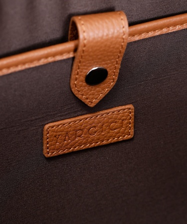  YARGICI Fermuarlı Deri Laptop Çantası