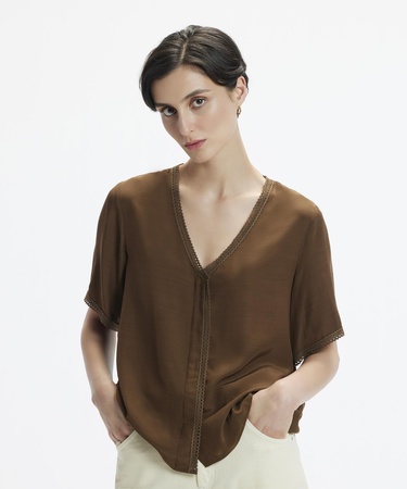  YARGICI Kısa Kol V Yaka Biye Detaylı Gömlek