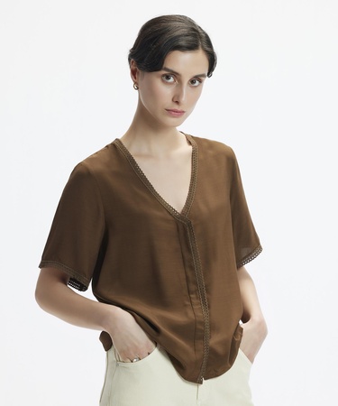  YARGICI Kısa Kol V Yaka Biye Detaylı Gömlek