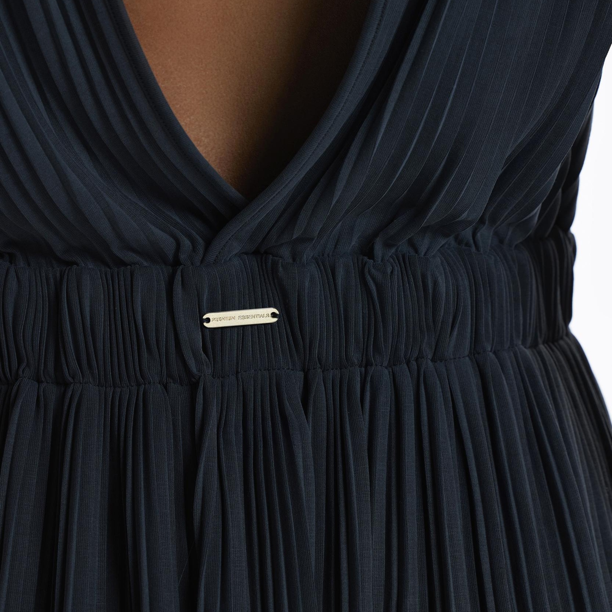 YARGICI V Yaka Kolsuz Pliseli Uzun Elbise