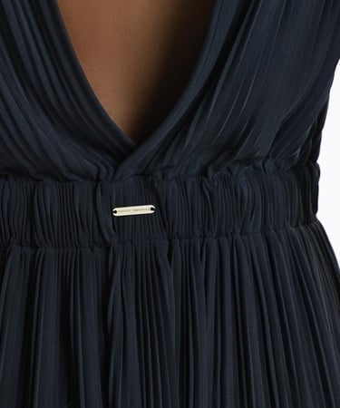  YARGICI V Yaka Kolsuz Pliseli Uzun Elbise