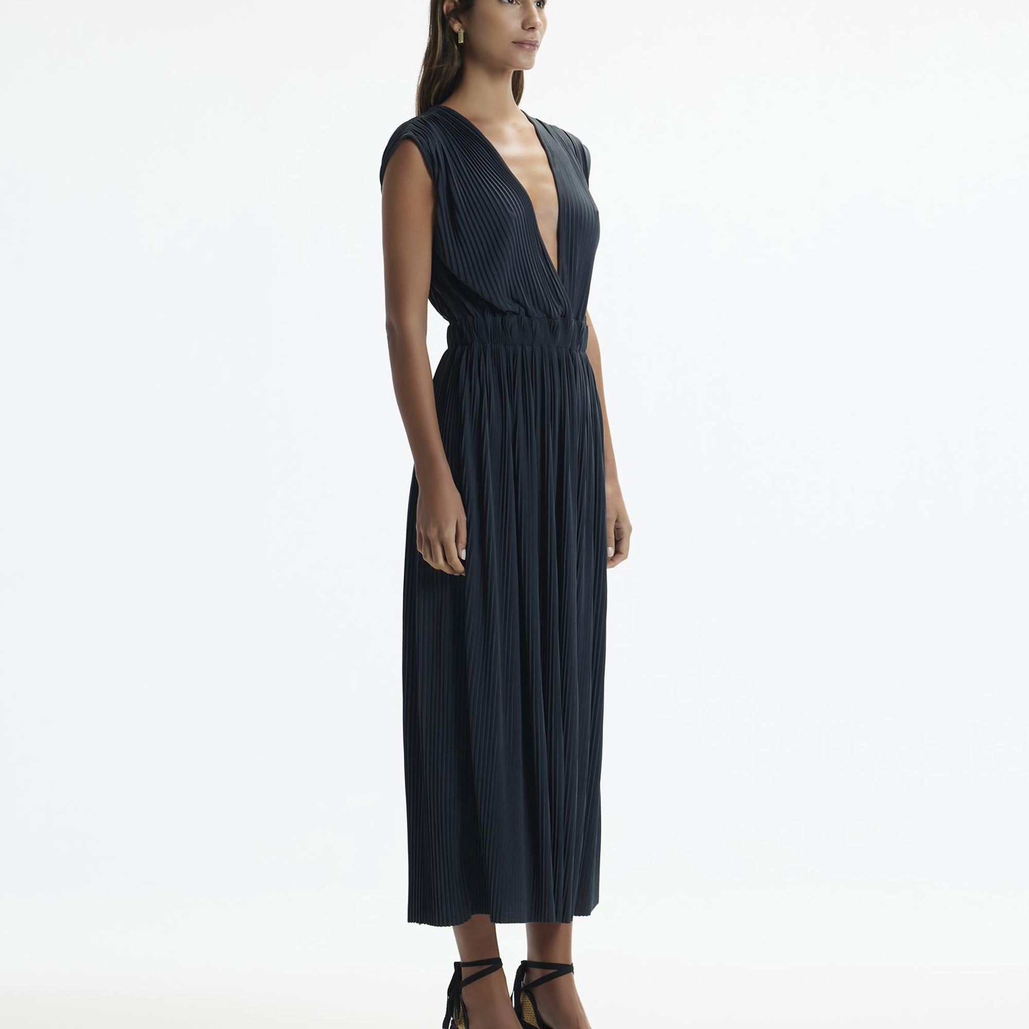 YARGICI V Yaka Kolsuz Pliseli Uzun Elbise