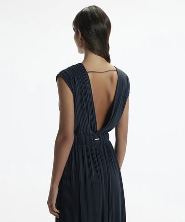  YARGICI V Yaka Kolsuz Pliseli Uzun Elbise